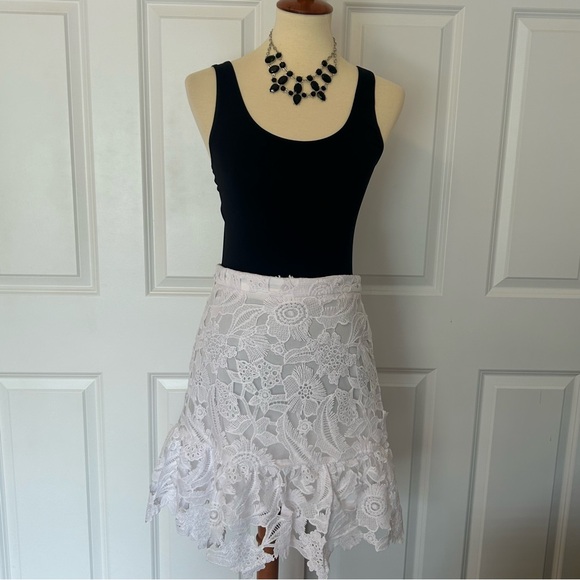 Versona Dresses & Skirts - VERSONA White Lace Appliqué Short Skirt 🆕